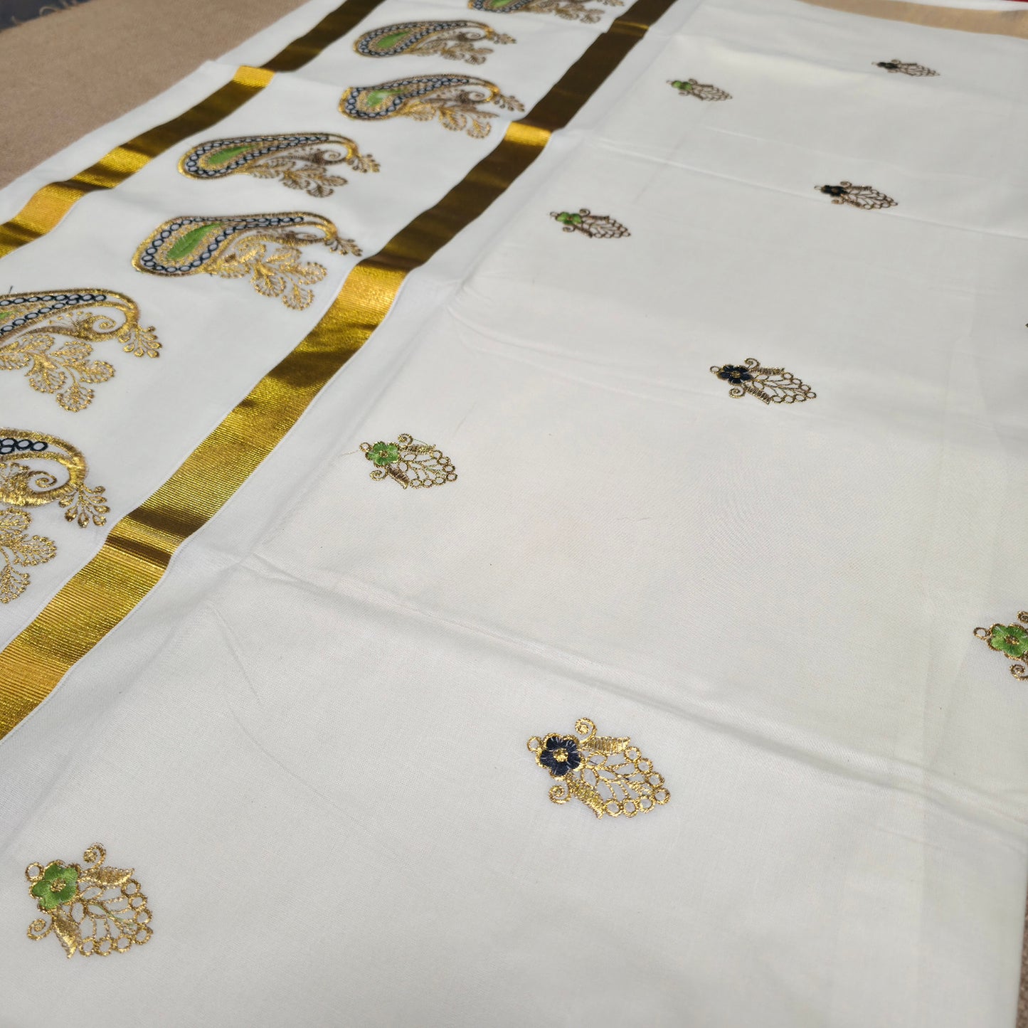 KL000106 Kerala saree with floral motiffs