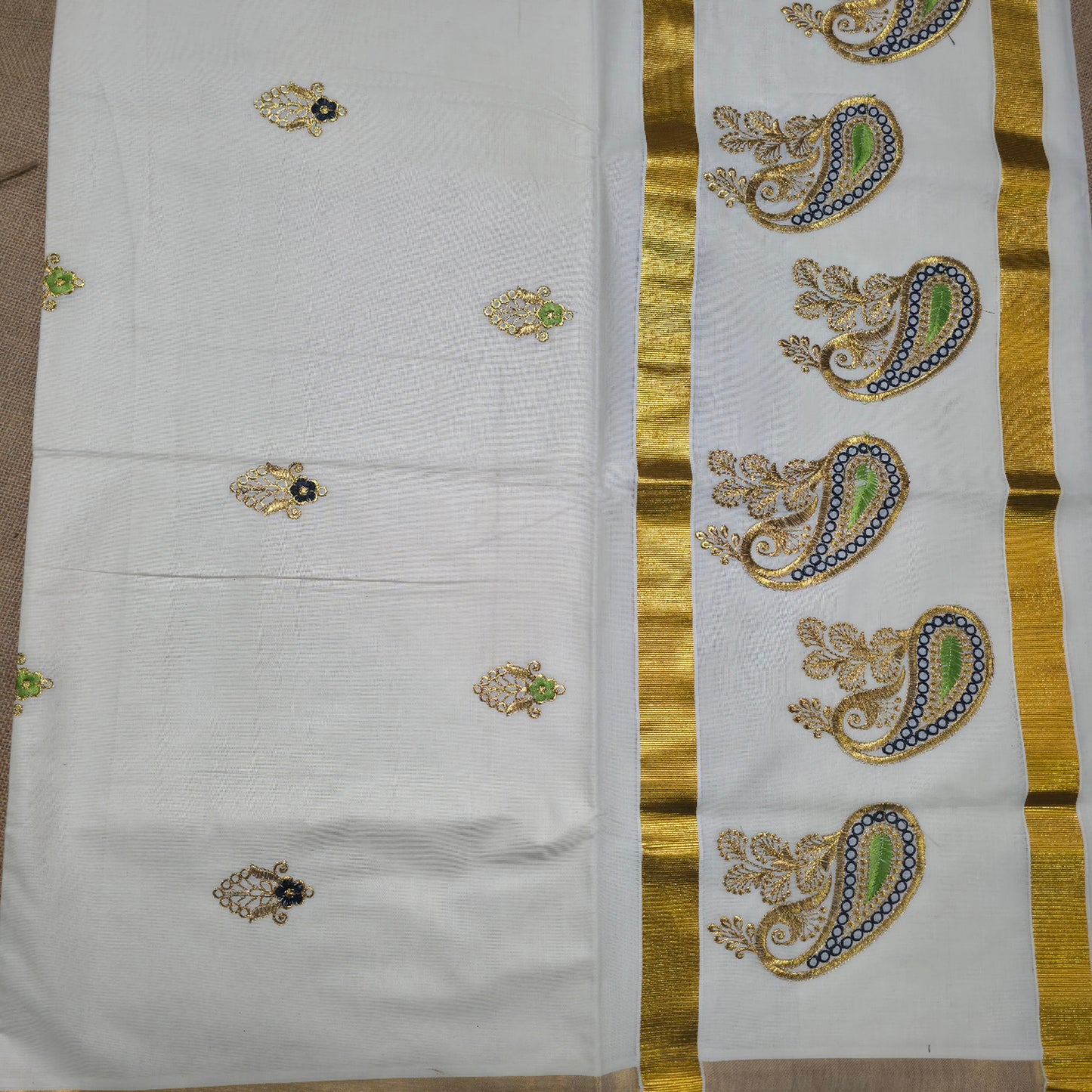 KL000106 Kerala saree with floral motiffs
