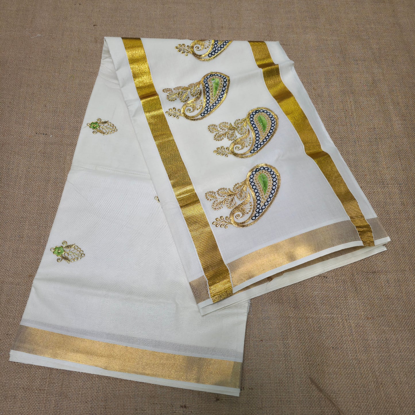 KL000106 Kerala saree with floral motiffs