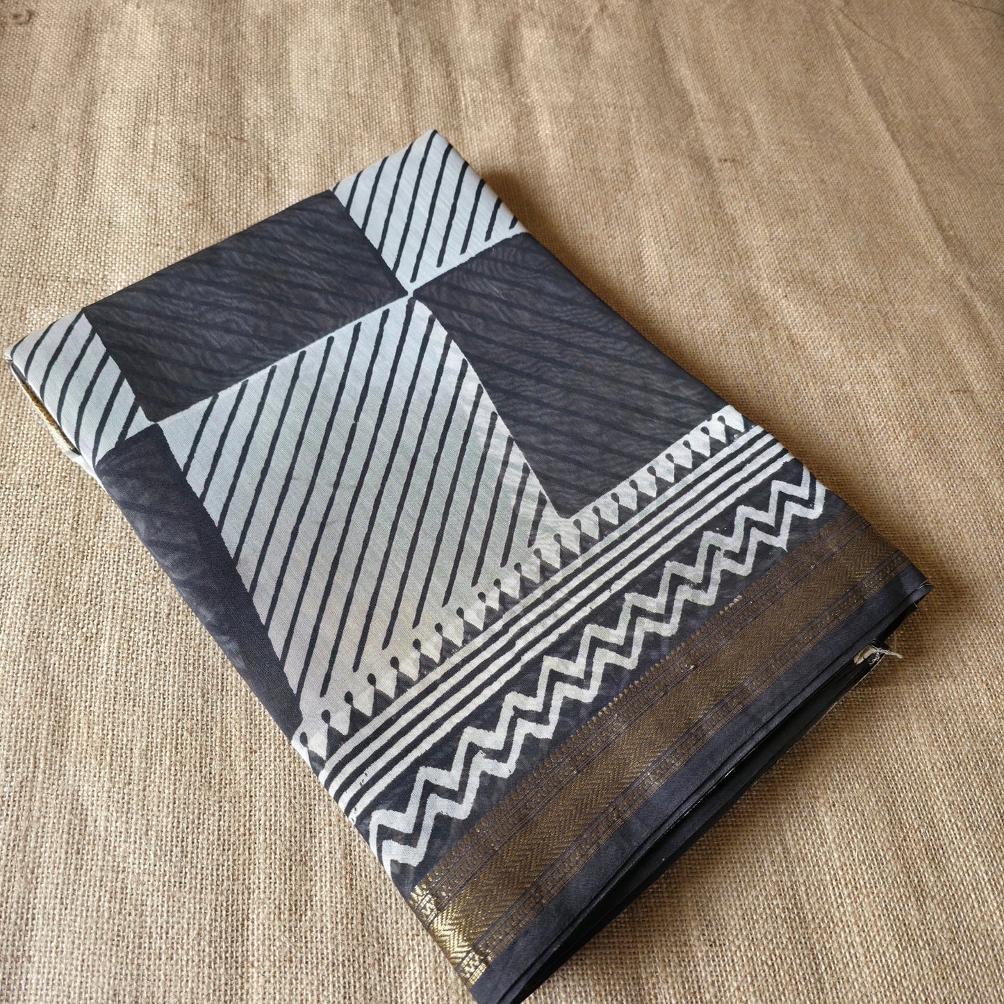 JD000003 - Geometrical Pure Maheshwari Silk Saree